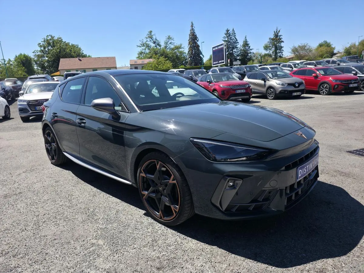 Vue 3/4 avant droite d'une CUPRA Leon 1.5 e-Hybrid 2024 bleu Fjord avec jantes alliage 19'' cuivrées et toit panoramique.