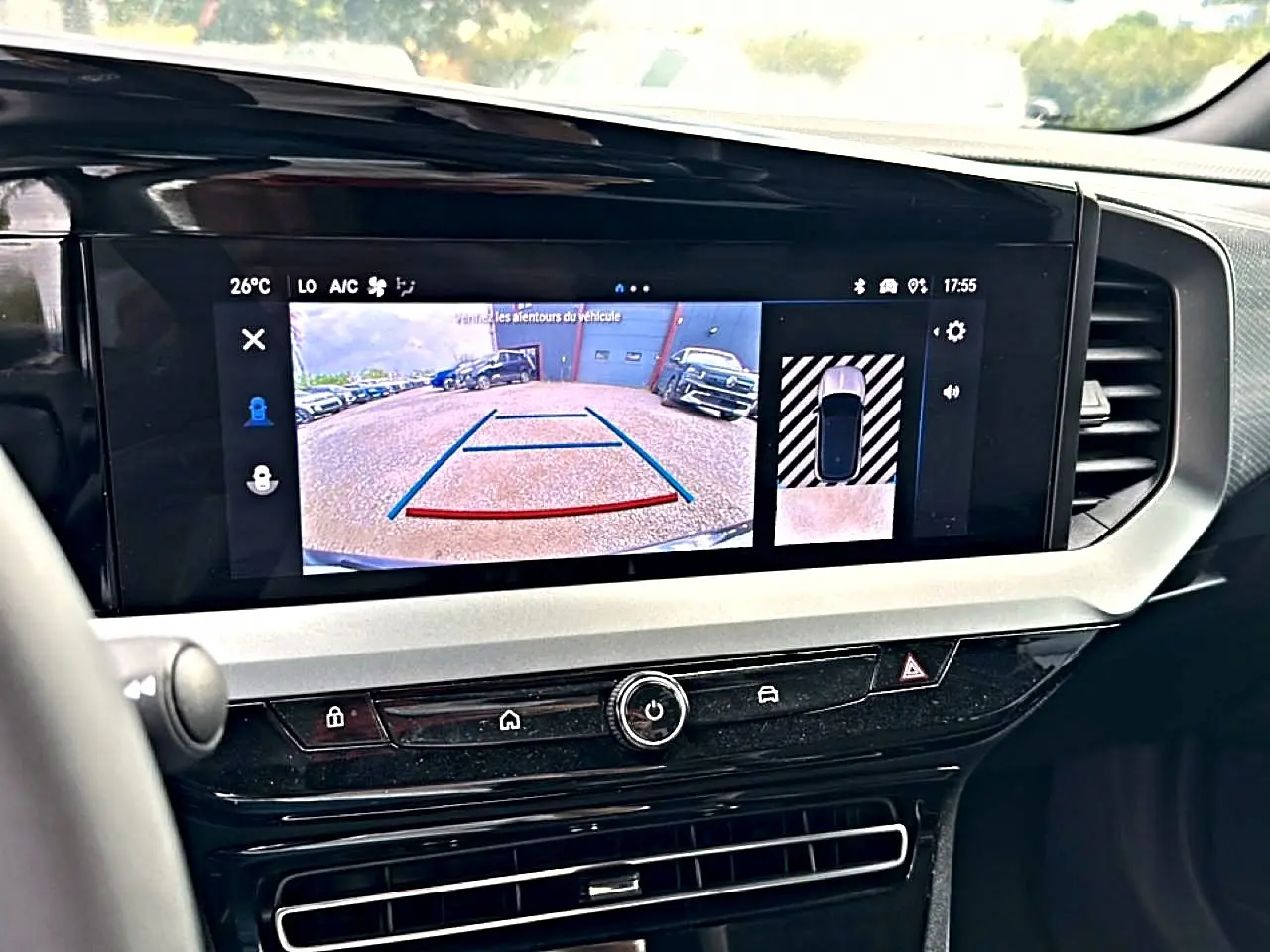 Écran tactile central de l’Opel Mokka gris 2025 montrant la caméra de recul et l’aide au stationnement.