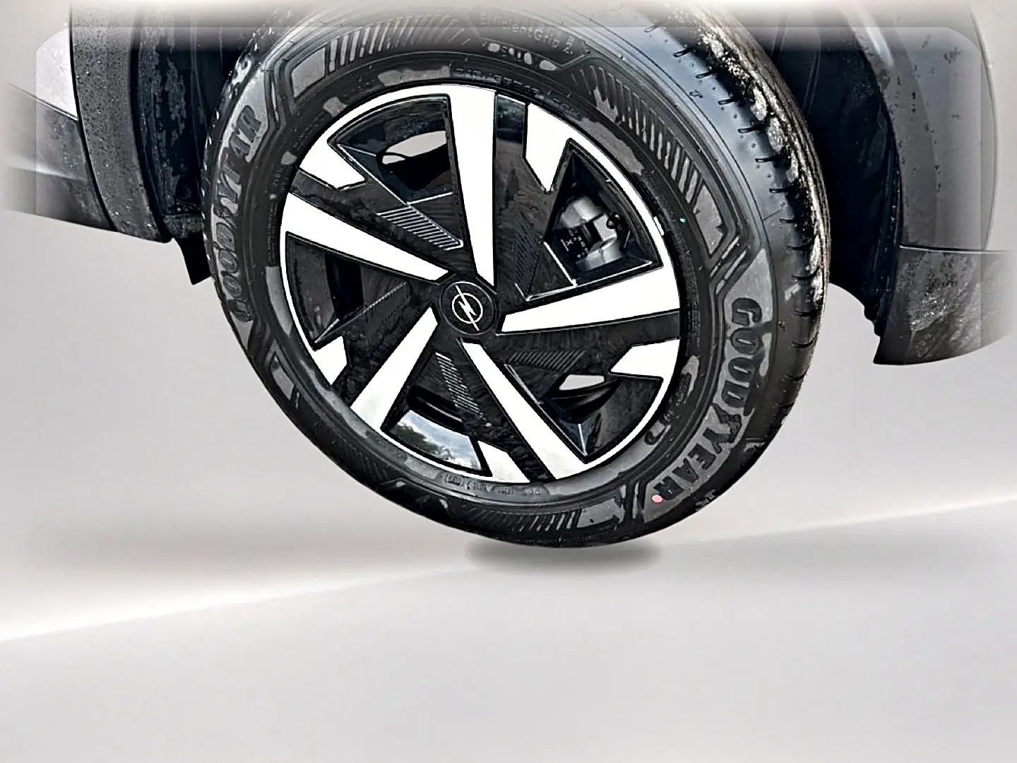 Gros plan sur la roue avant droite de l'Opel Mokka gris, jante noire et argentée au design moderne.