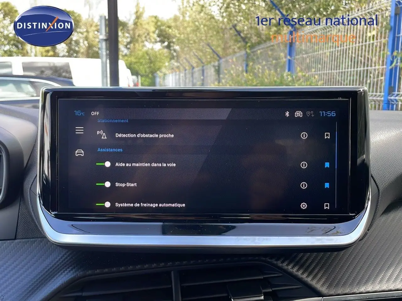 Écran tactile central du Peugeot 2008 gris Artense, affichant les aides à la conduite en intérieur jour.
