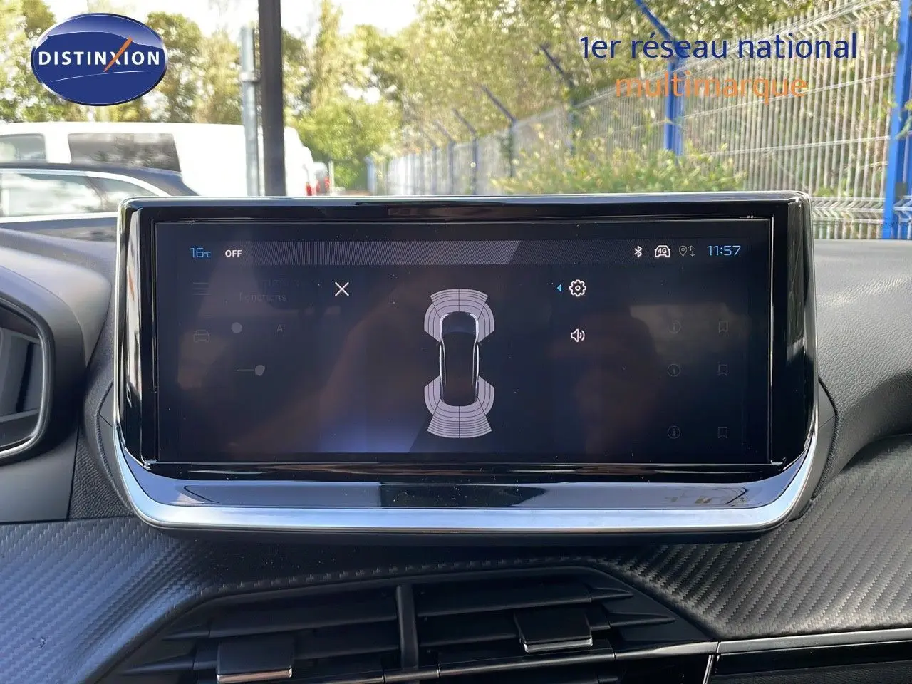 Écran tactile central du tableau de bord du Peugeot 2008 2025, affichant l'aide au stationnement.