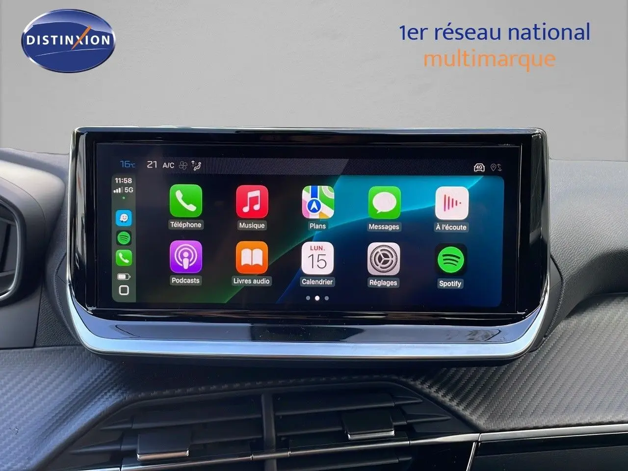 Écran tactile central du Peugeot 2008 gris Artense, affichant les applications Apple CarPlay, vue intérieure frontale.