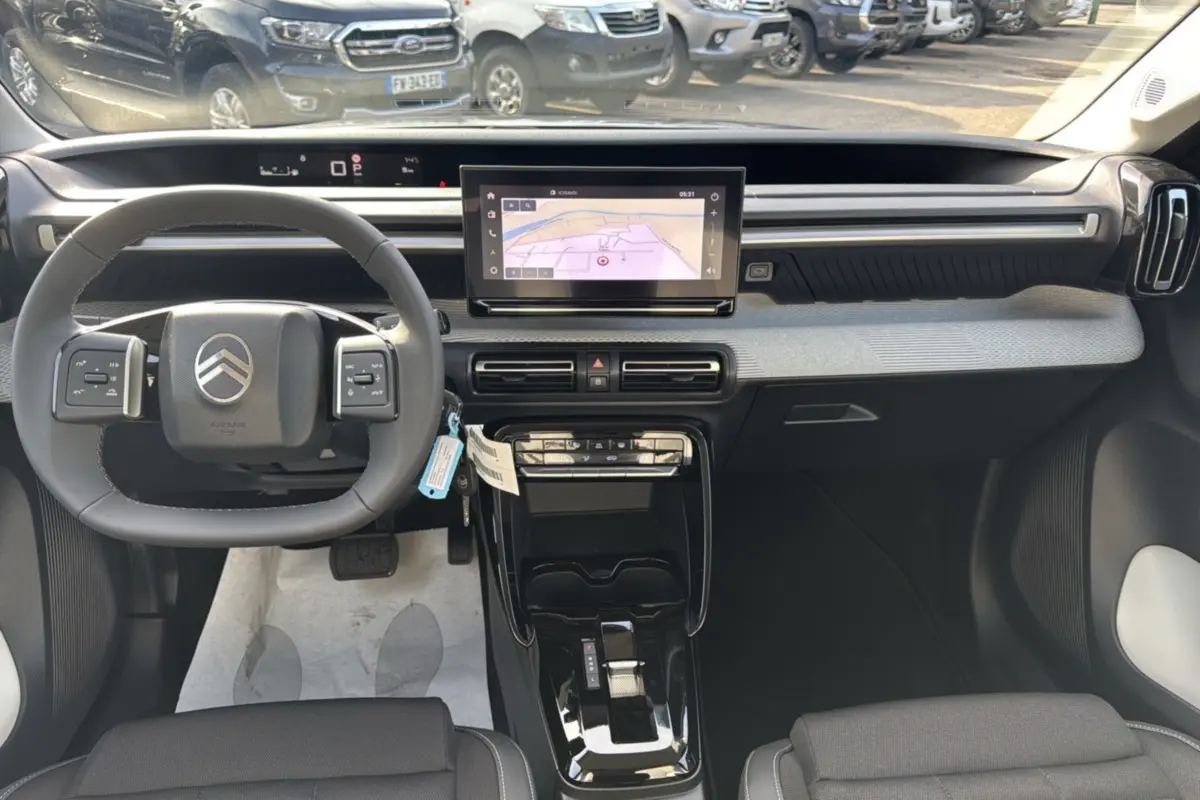 Vue intérieure avant du Citroën C3 Aircross hybride 2025 avec tableau de bord moderne et écran tactile central.