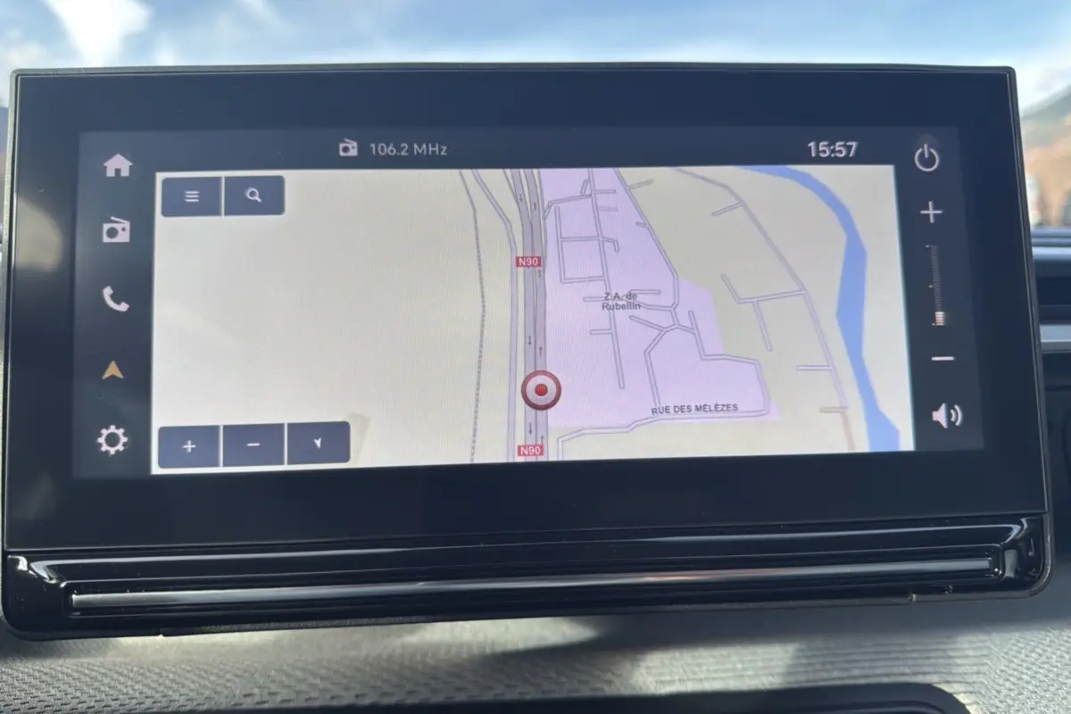 Écran tactile 10,25 pouces affichant la navigation GPS dans l'habitacle du Citroën C3 Aircross gris mercury toit noir.