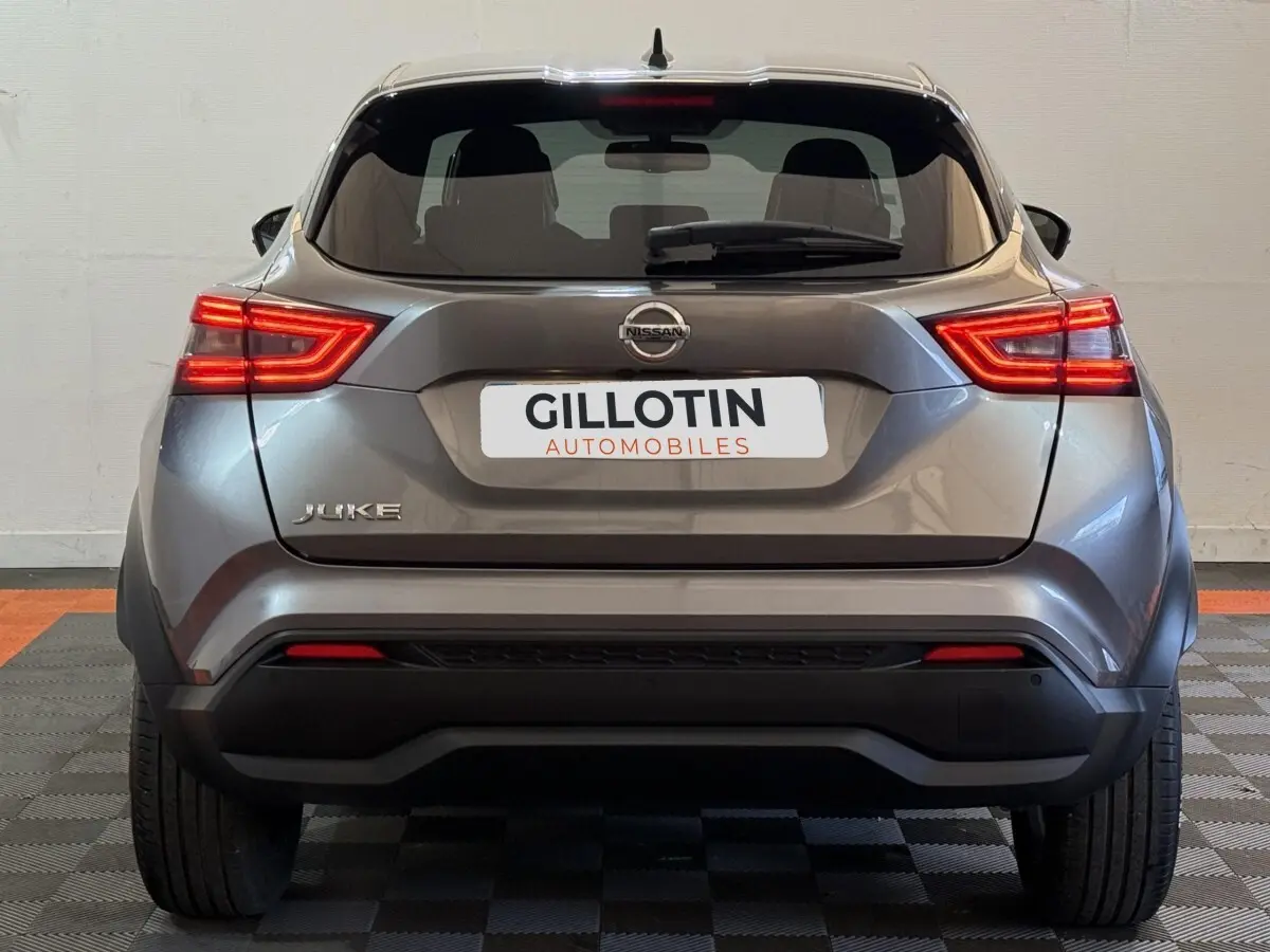Vue arrière d'un Nissan Juke gris clair 2021 avec feux LED caractéristiques et logo visible sur hayon.
