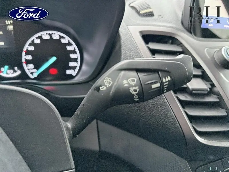 Gros plan sur la commande d'essuie-glace côté droit du tableau de bord noir du Ford Transit Connect blanc glacier 2020.