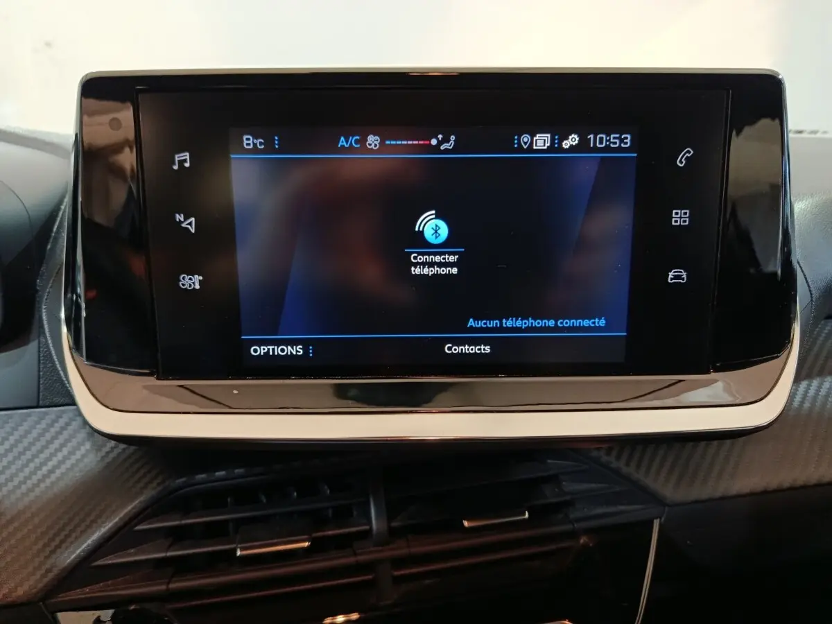 Écran tactile central noir affichant la connexion Bluetooth dans l'habitacle d'une Peugeot 208 1.2 PT 75 S&S Premium.