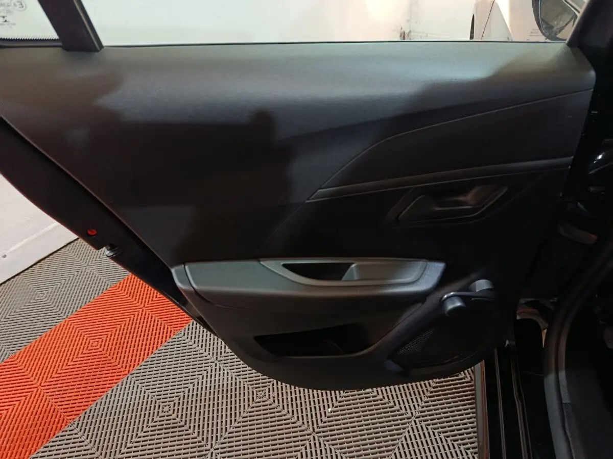 Vue intérieure du panneau de porte arrière droite noir de la Peugeot 208 1.2 PT 75 S&S Premium 2022.