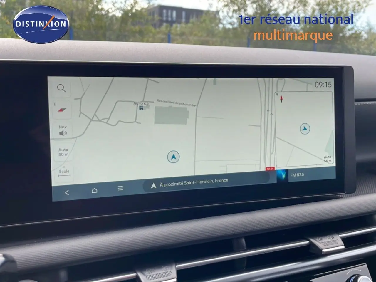 Écran tactile central du Hyundai Tucson 2026 affichant la navigation, intérieur noir visible.