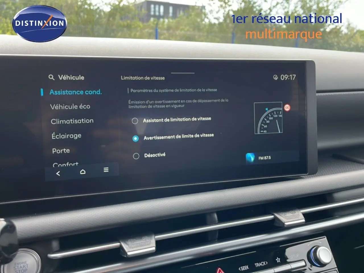 Écran tactile central affichant les options d'assistance à la conduite dans l'habitacle du Hyundai Tucson 2026.