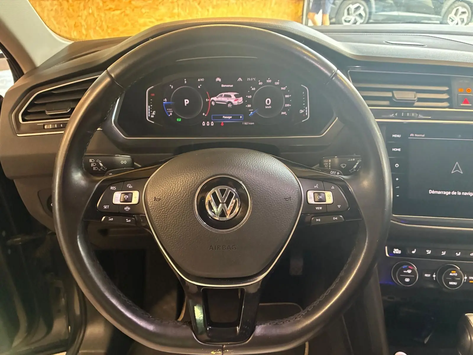 Vue rapprochée du volant noir de Volkswagen Tiguan 2020 avec tableau de bord numérique et écran tactile central.