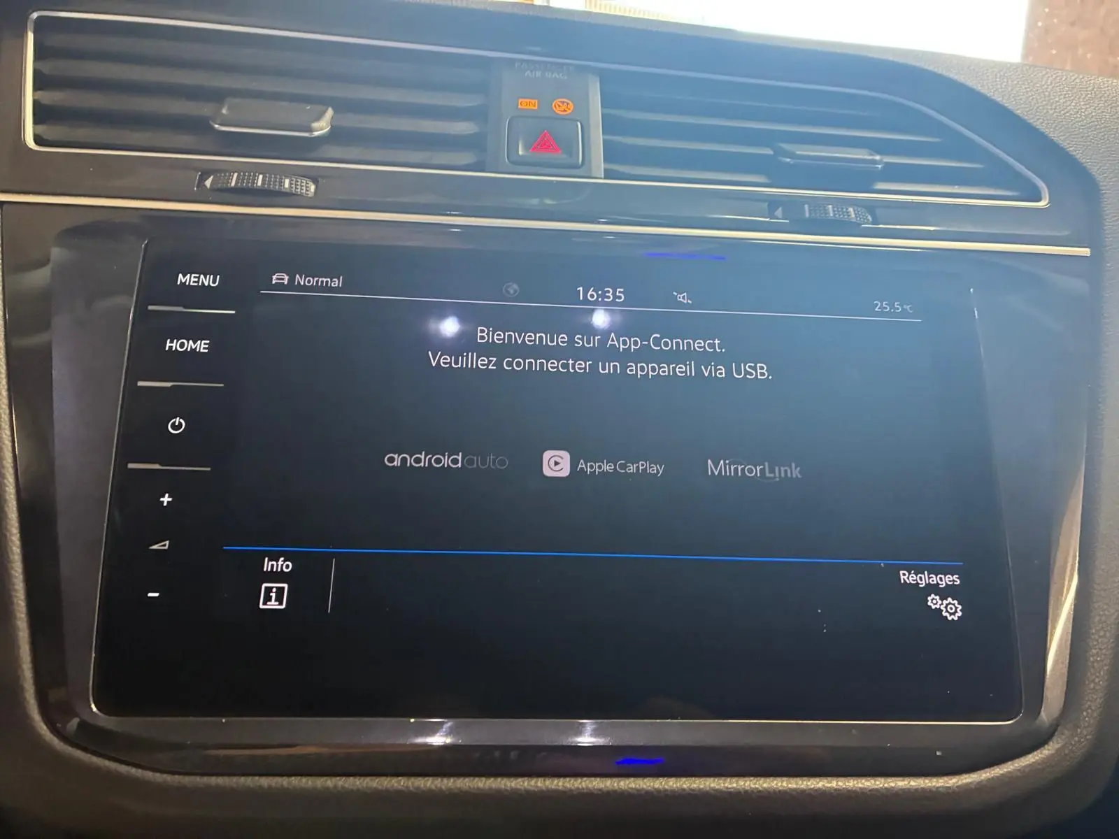 Écran tactile central du Volkswagen Tiguan 2020 gris, affichant l'interface App-Connect avec options Android Auto et Apple CarPlay.