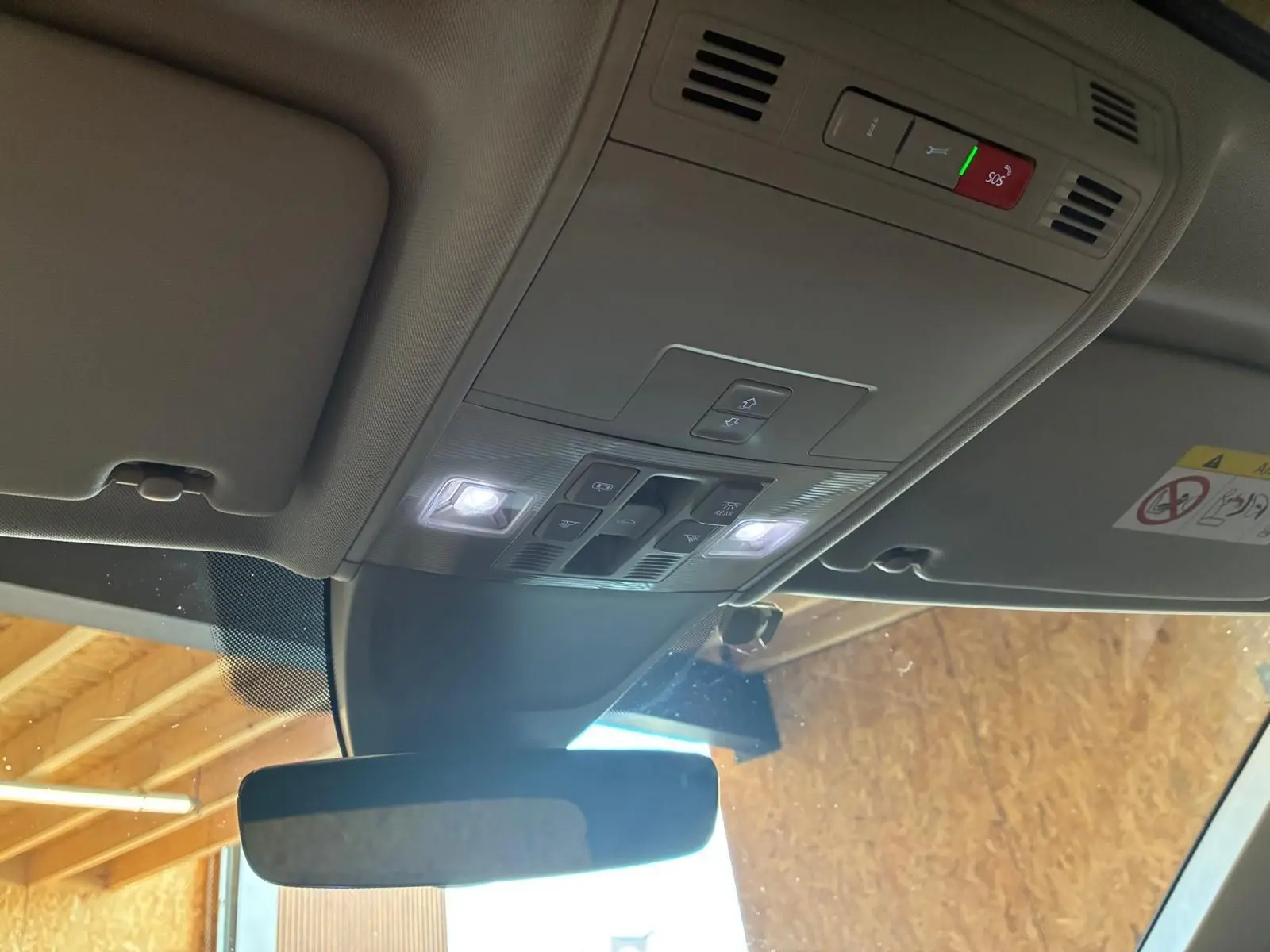 Vue intérieure du plafond avant du Volkswagen Tiguan gris 2020, avec éclairage LED et commandes intégrées.