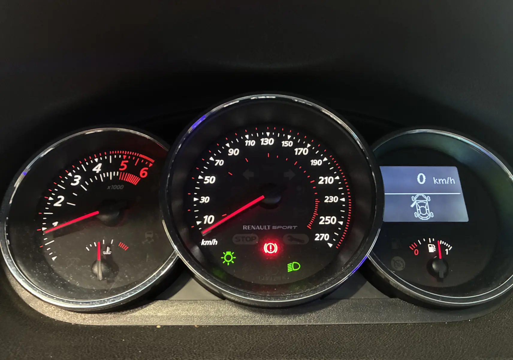 Tableau de bord de Renault Mégane Coupé 2.0 DCI 165 GT 2014, affichage vitesse, compte-tours et indicateurs allumés.