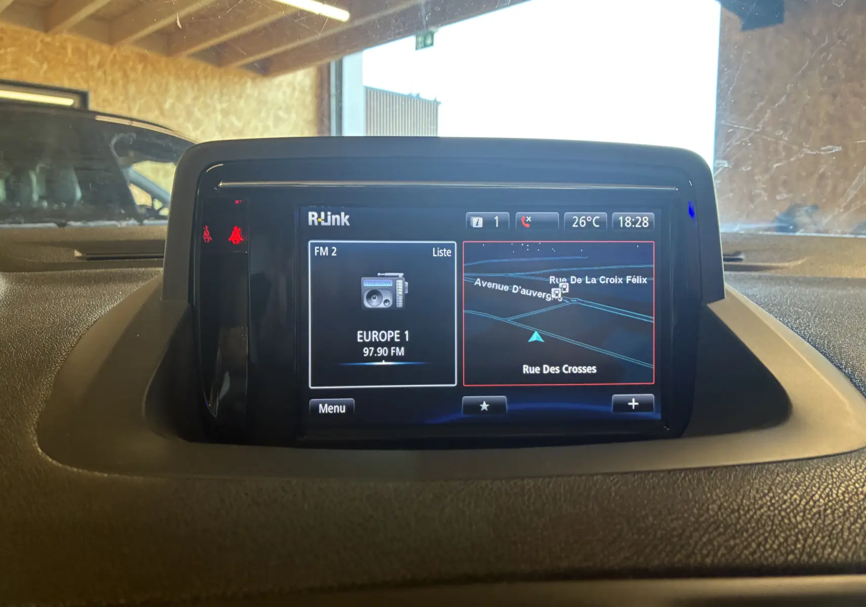 Écran tactile du système de navigation R-Link de la Renault Mégane Coupé 2.0 DCI 165 GT, vue de face.