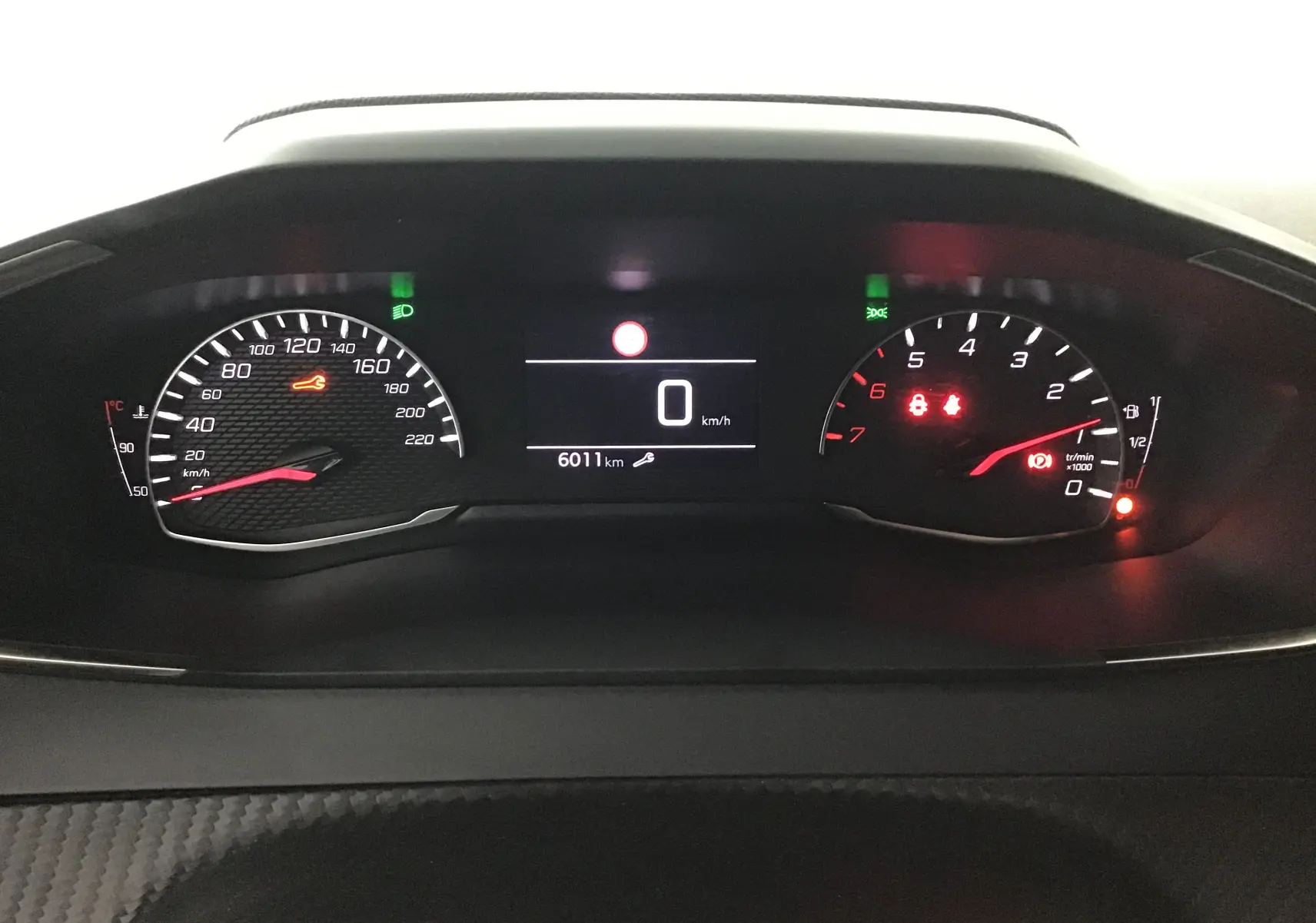 Tableau de bord de Peugeot 208 1.2 PureTech 100 Style 2022, affichage numérique et compteurs analogiques allumés.