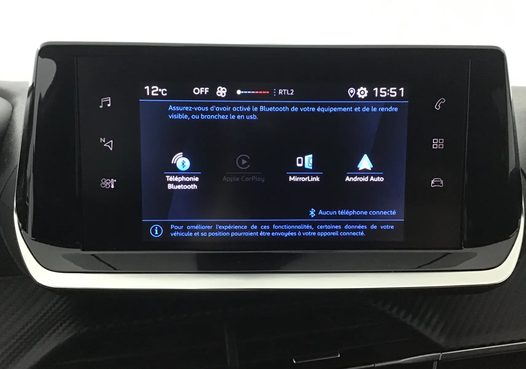 Écran tactile central du tableau de bord de la Peugeot 208 gris Artense, affichant options Bluetooth et Android Auto.