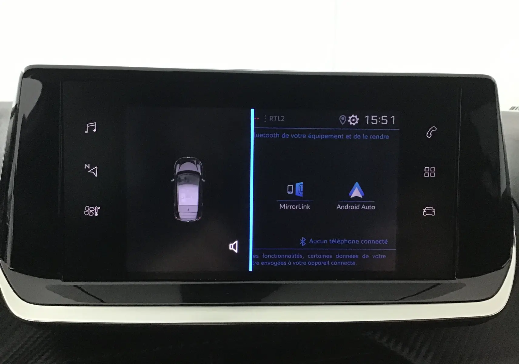 Écran tactile central de la Peugeot 208 gris Artense 2022 affichant les options MirrorLink et Android Auto.