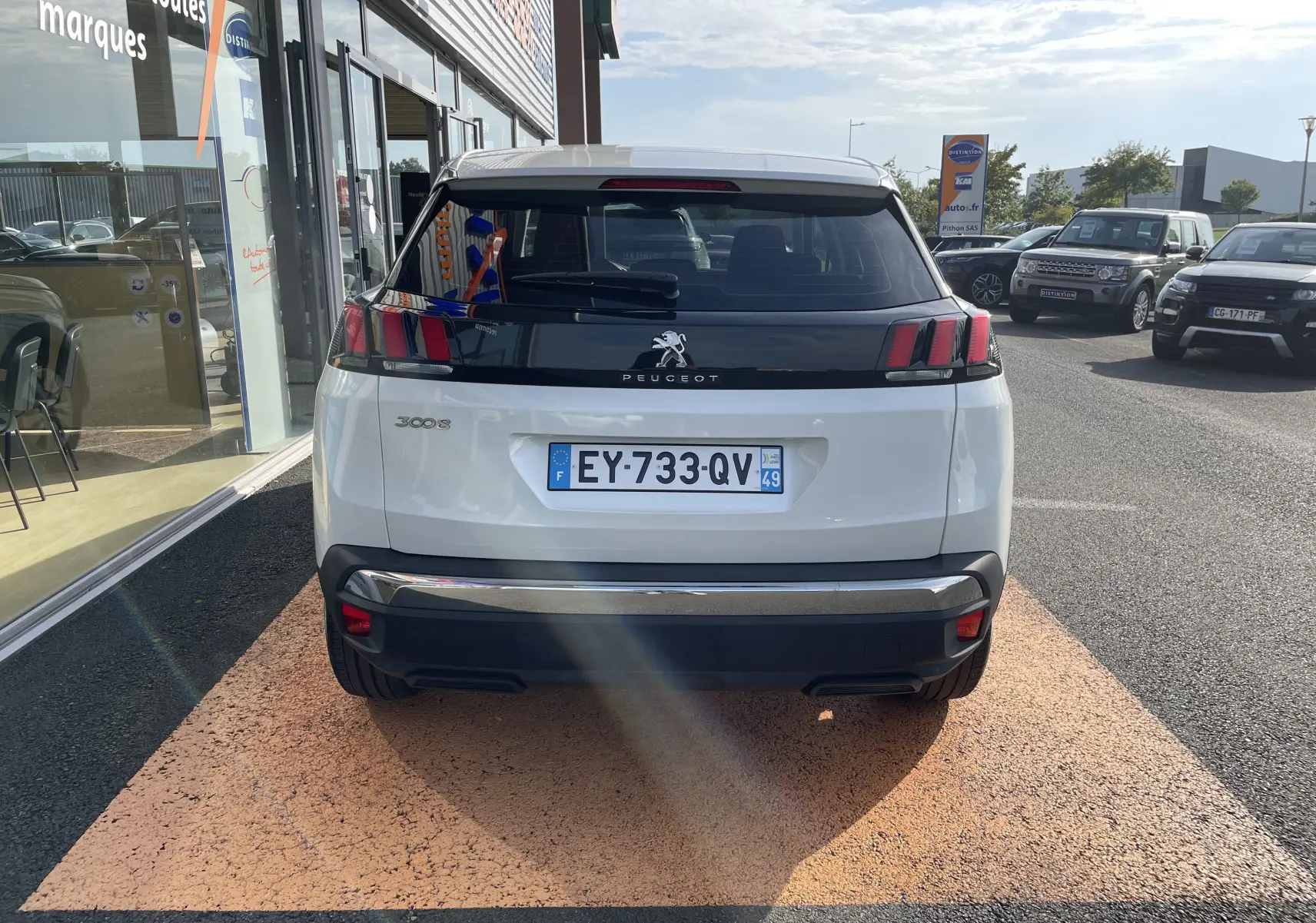 Vue arrière d'un Peugeot 3008 blanc de 2018 avec feux arrière noirs et plaque d'immatriculation française visible.