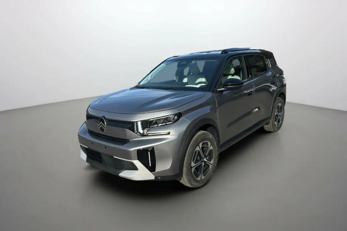 Citroën C3 Aircross hybride gris mercury avec toit noir, vue 3/4 avant droit sur fond neutre.