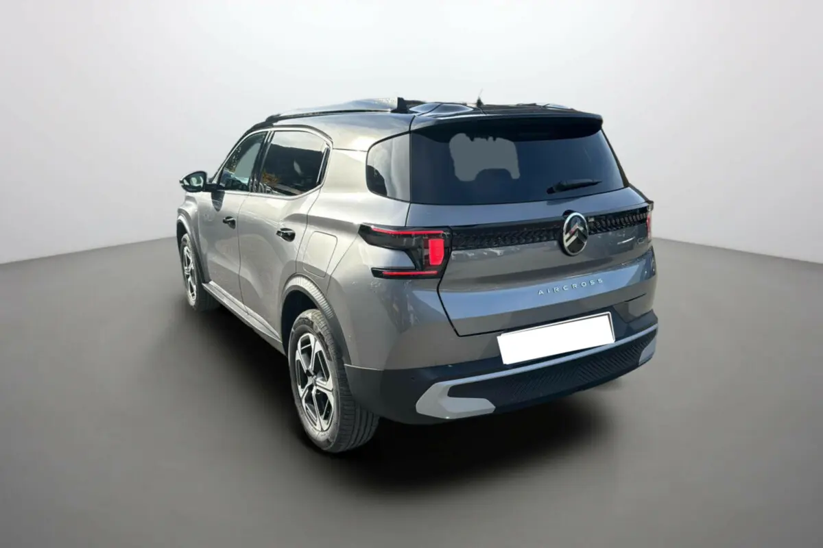 Vue 3/4 arrière droite du Citroën C3 Aircross gris mercury avec toit noir et feux arrière LED distinctifs.