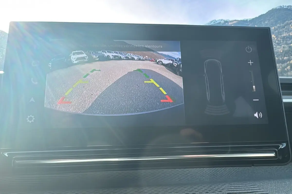 Écran tactile intérieur montrant la caméra de recul et les capteurs de stationnement du Citroën C3 Aircross hybride 2025.