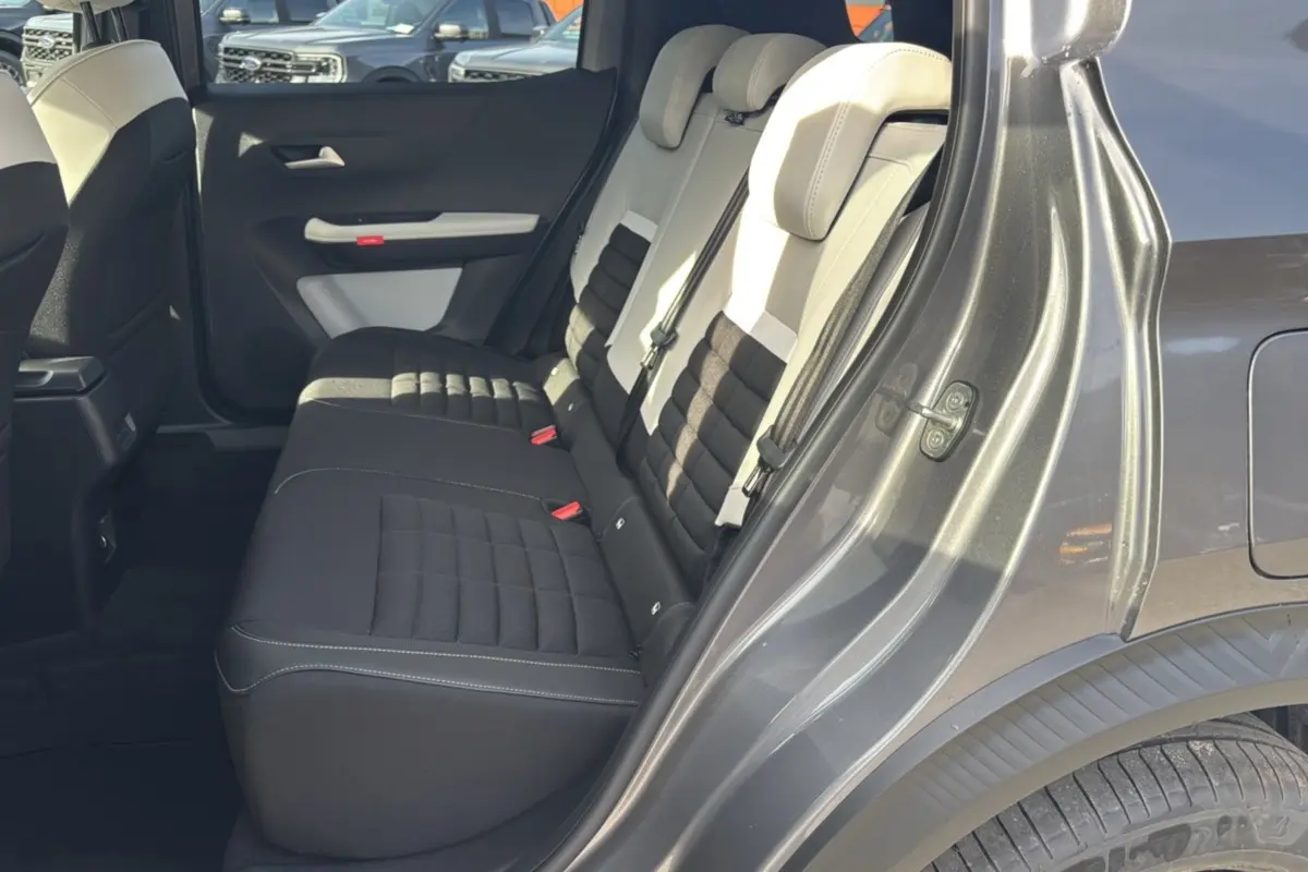 Vue côté gauche arrière de la banquette arrière tissu noir et beige du Citroën C3 Aircross gris mercury toit noir 2025.