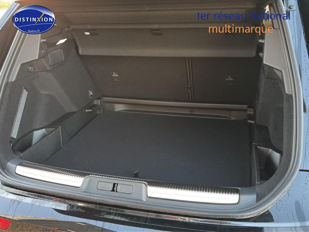 Coffre ouvert en noir du DS7 1.5 BlueHDi 130 Performance Line, vue arrière montrant l'espace de chargement.