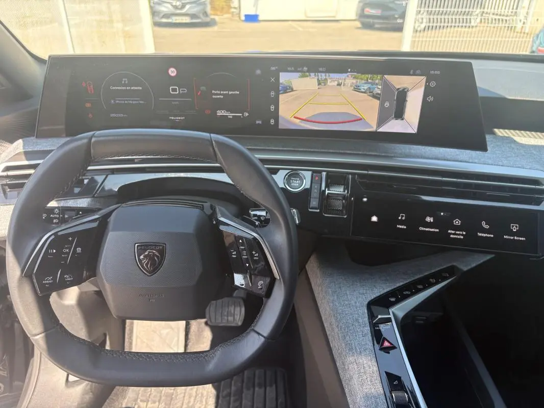 Vue intérieure du tableau de bord du Peugeot 3008 Hybrid 145 e-DCS6 Allure 2025, avec volant compact et écran numérique large.