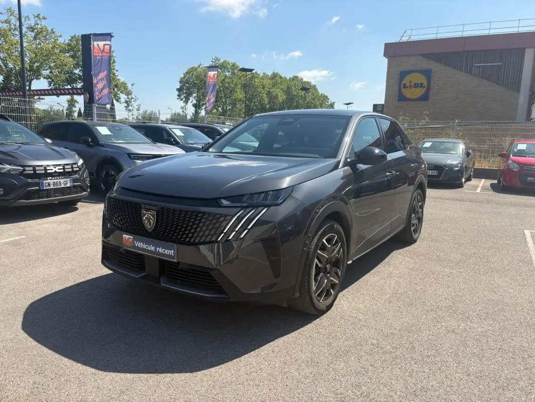 Peugeot 3008 Hybrid gris en 3/4 avant droit, avec calandre noire et jantes alliage 18 pouces visibles en extérieur.