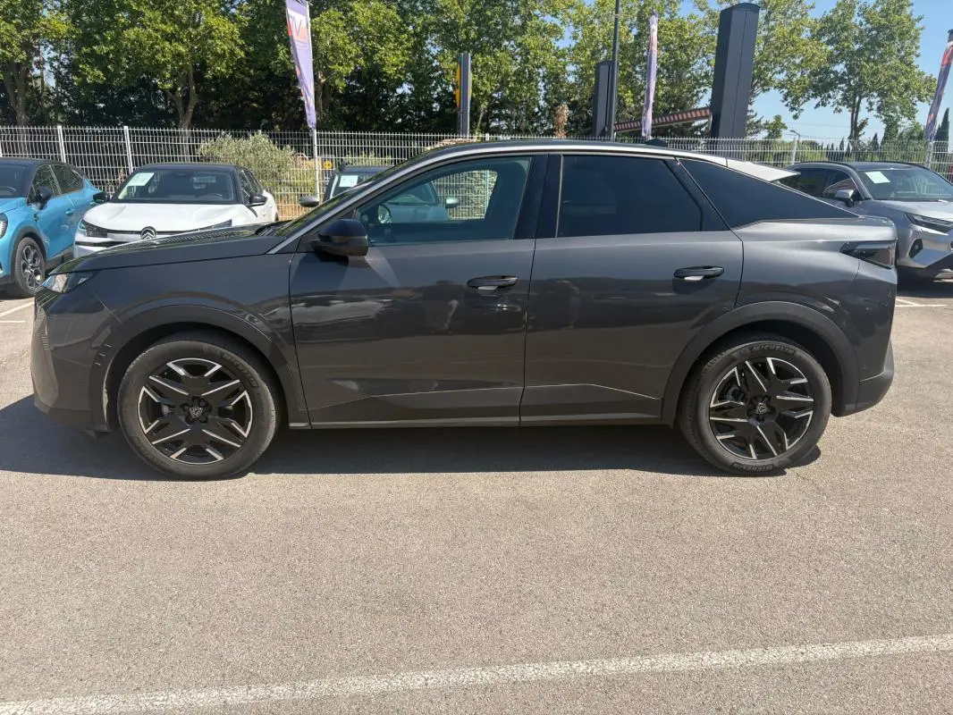 Peugeot 3008 Hybrid gris vu de profil côté gauche, avec jantes alliage noires et vitres teintées.