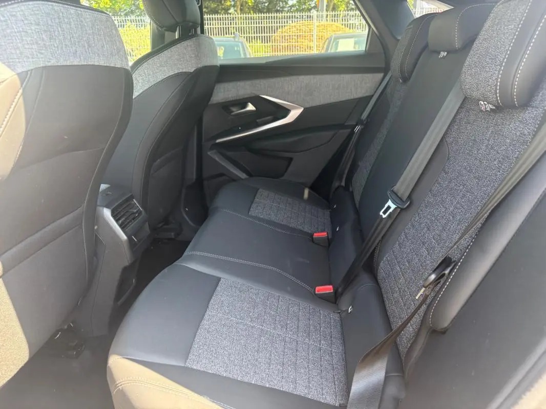Vue intérieure côté droit des sièges arrière gris mêlant tissu et cuir du Peugeot 3008 Hybrid 145 e-DCS6 Allure 2025.