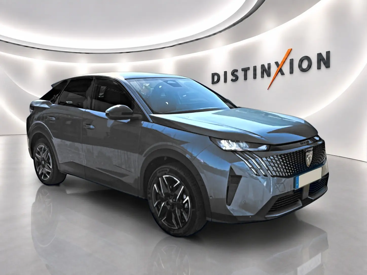Peugeot 3008 bleu Ingara en 3/4 avant droit dans un showroom lumineux avec logo Distinxion en arrière-plan.