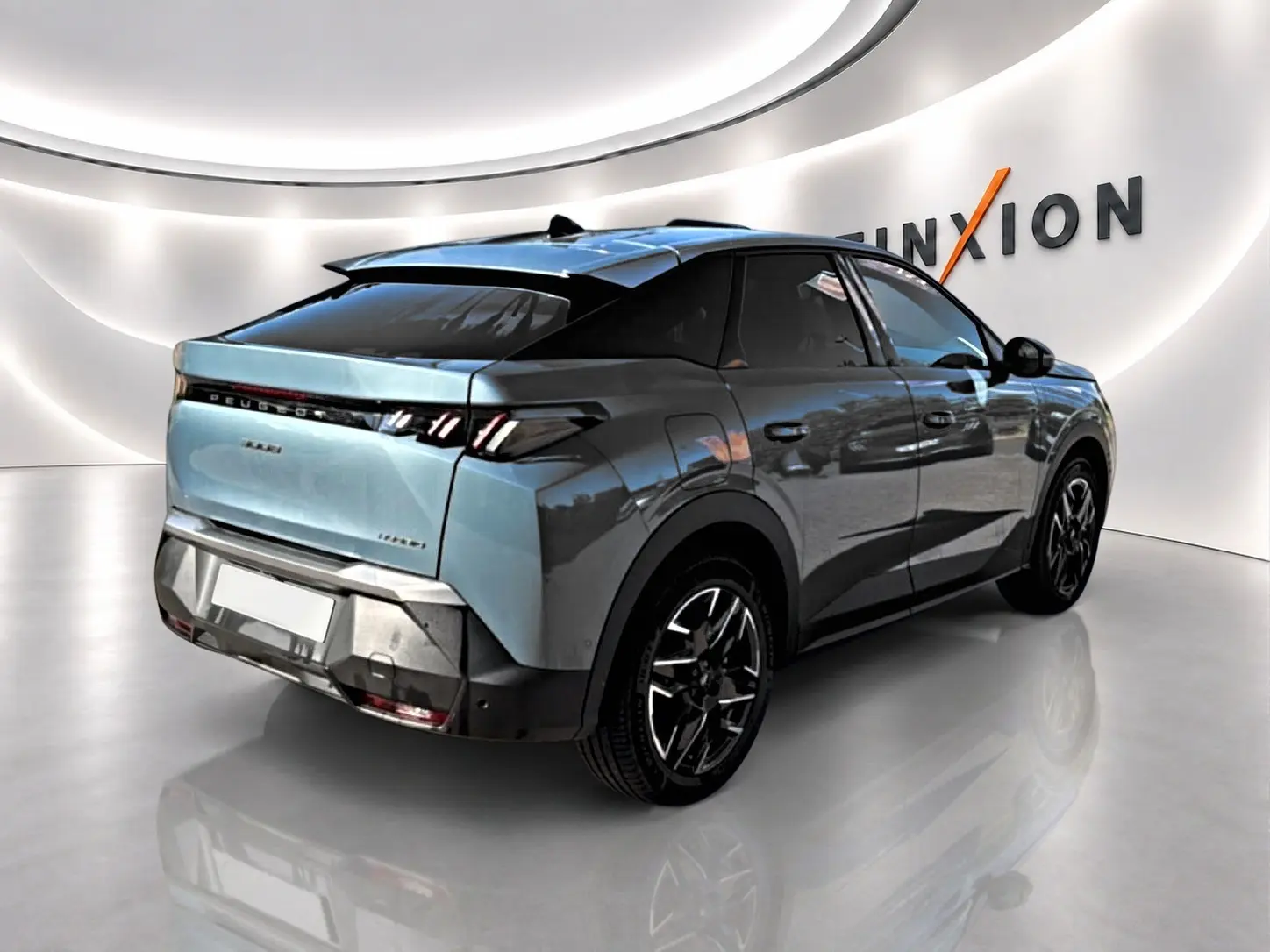 Peugeot 3008 bleu ingaro en 3/4 arrière droit, avec jantes alu noires et toit noir contrasté dans un showroom lumineux.