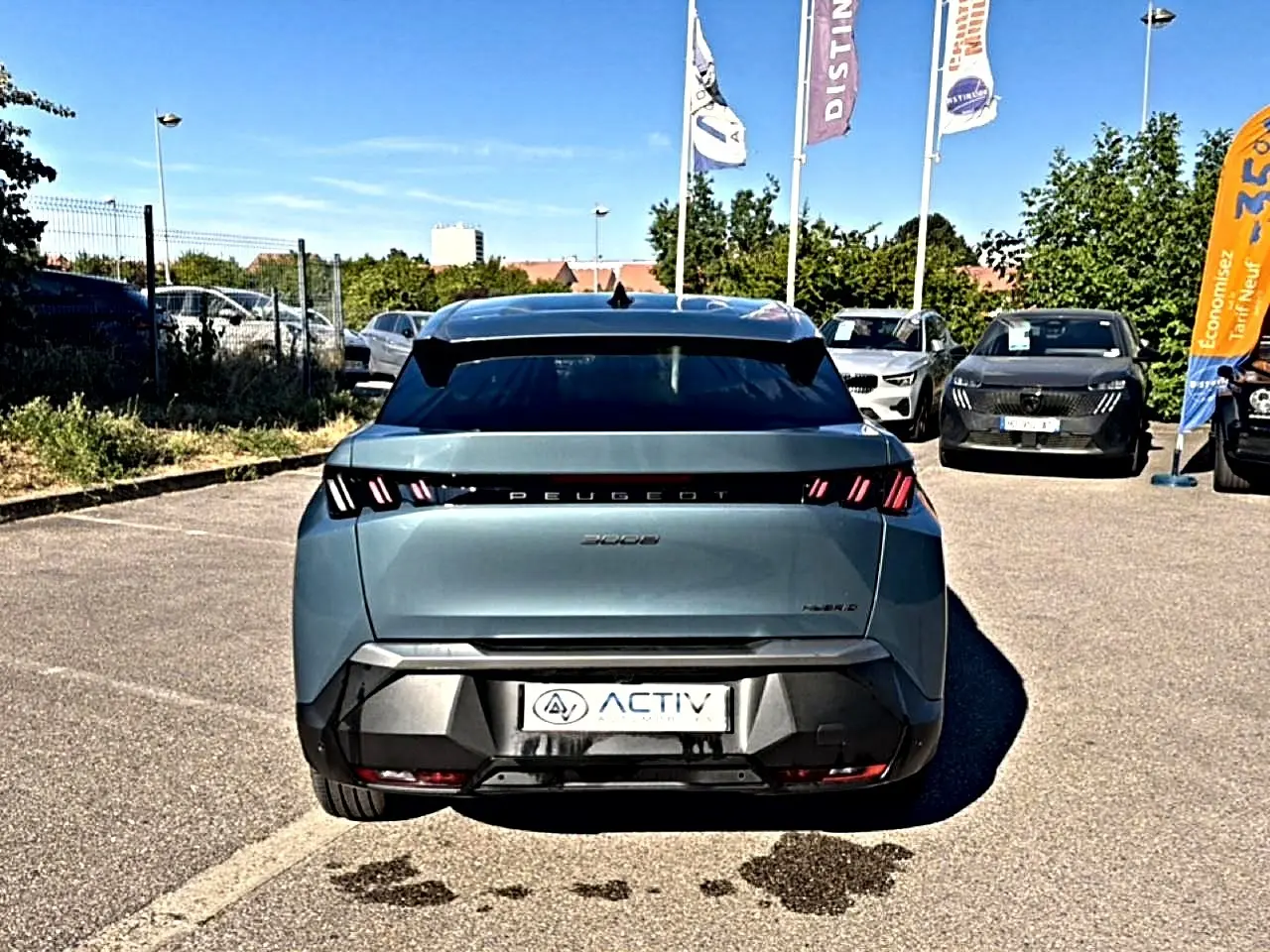 Vue arrière d’un Peugeot 3008 bleu Ingara 2025 avec feux arrière LED et becquet noir sur parking.