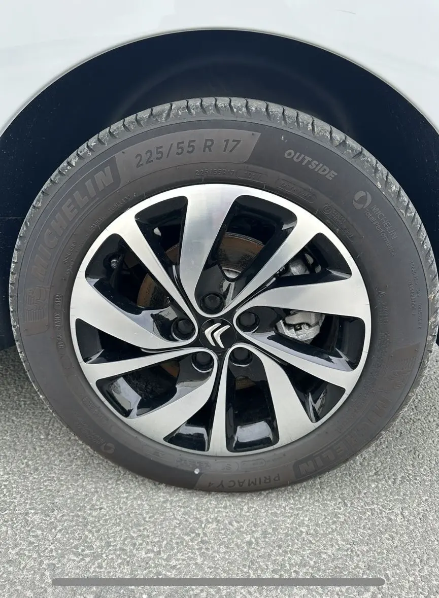 Gros plan sur la jante aluminium 17 pouces bicolore du côté droit du Citroën Jumpy van blanc électrique.