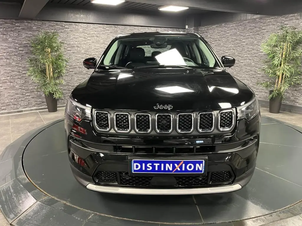 Vue avant d'un Jeep Compass noir 2024 avec calandre à sept fentes et logo Jeep visible sur le capot.