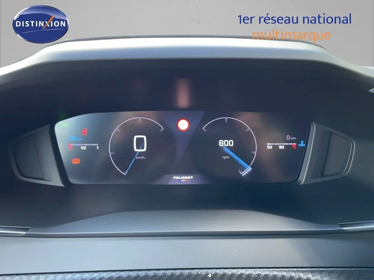 Tableau de bord numérique du Peugeot 2008 gris Artense, affichant vitesse à 0 km/h et régime moteur à 800 rpm.