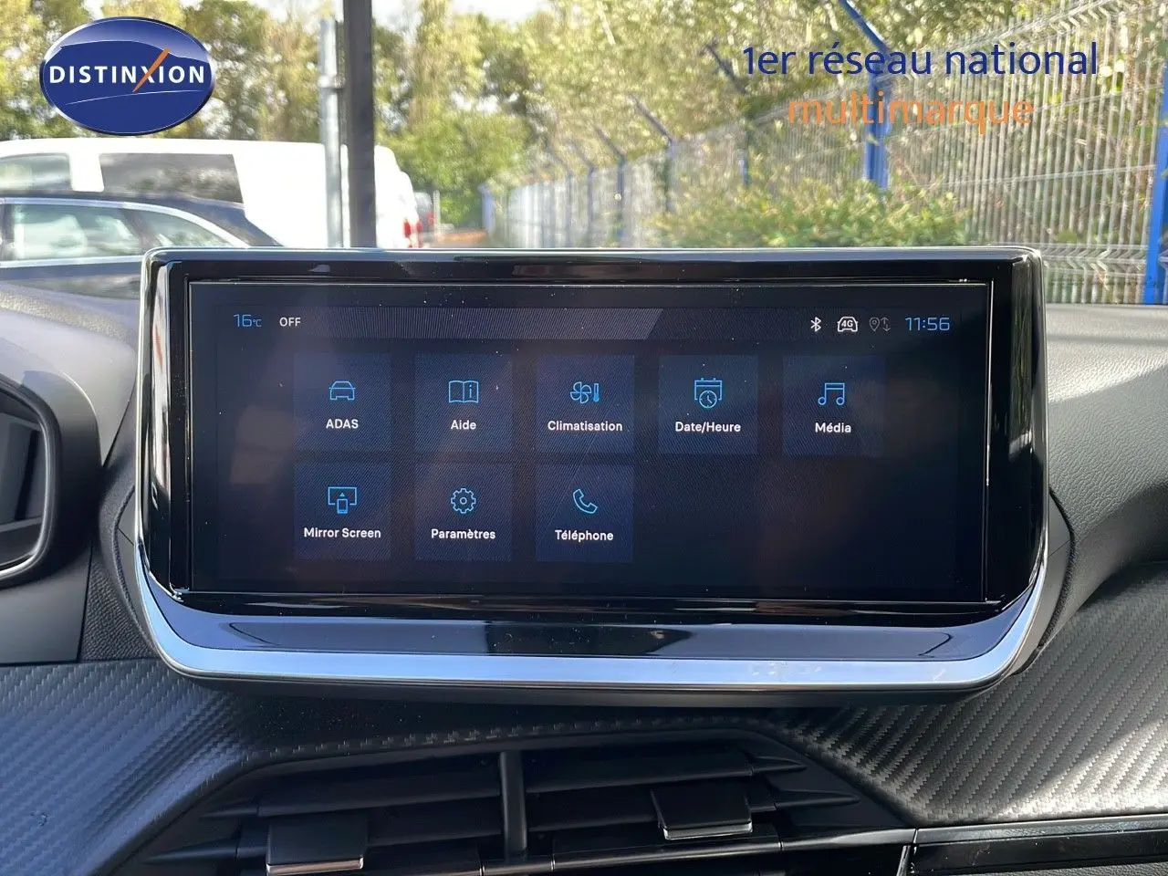 Écran tactile central du tableau de bord du Peugeot 2008 2025, affichant les menus d'aide, climatisation et média.