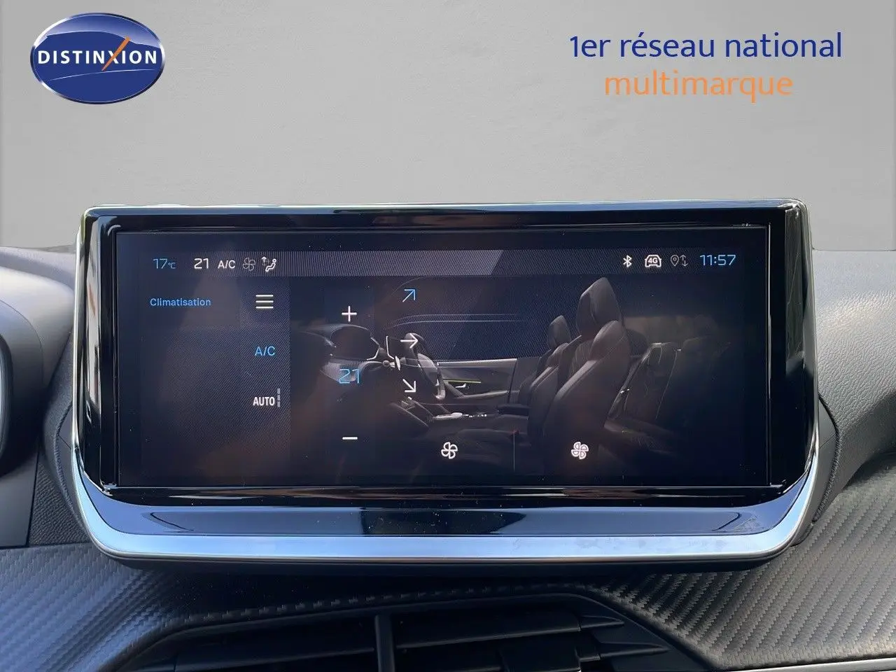 Écran tactile central du Peugeot 2008 2025 affichant la climatisation et la configuration intérieure en reflet.