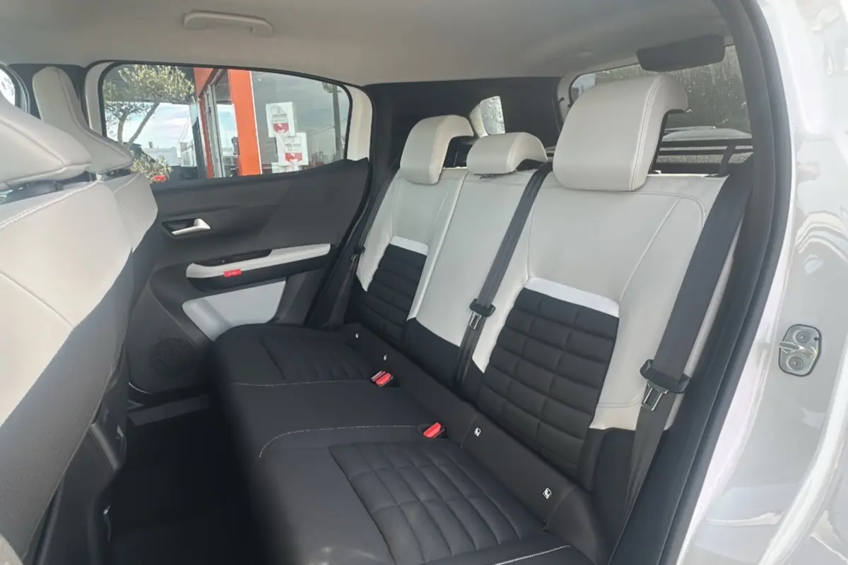 Vue côté droit de la banquette arrière bicolore noir et blanc du Citroën C3 Aircross blanc banquise 2025.