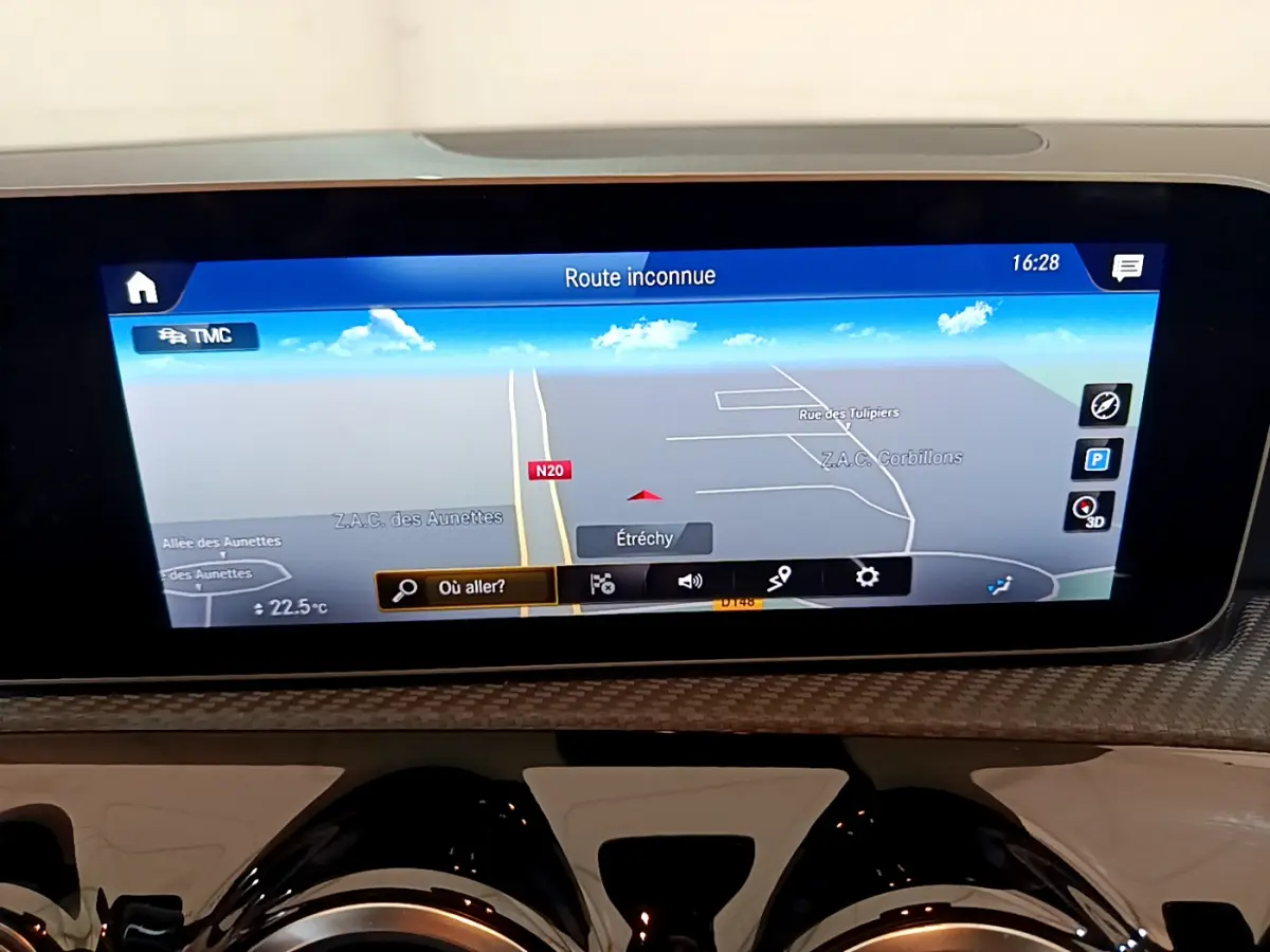 Écran tactile de navigation 10,3 pouces affichant une carte, tableau de bord intérieur d'une Mercedes Classe A gris clair.
