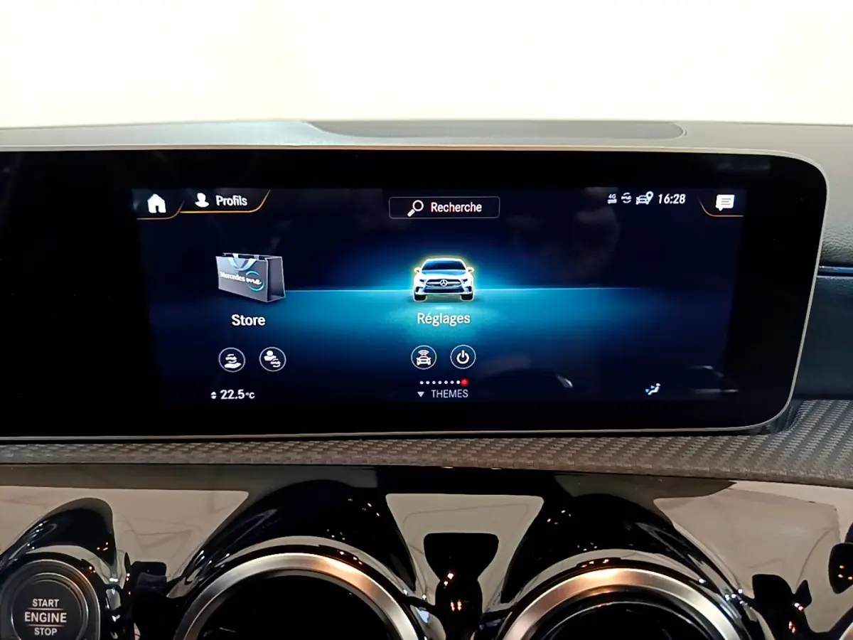 Écran tactile central du tableau de bord de la Mercedes Classe A 180 d Business Line 2020 avec commandes digitales et finition carbone.