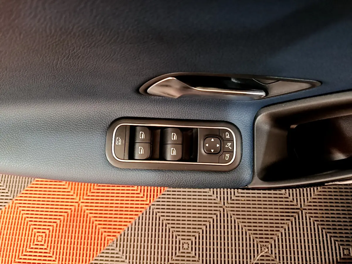 Gros plan sur la commande des vitres électriques côté conducteur de la Mercedes Classe A 180 d Business Line 2020.