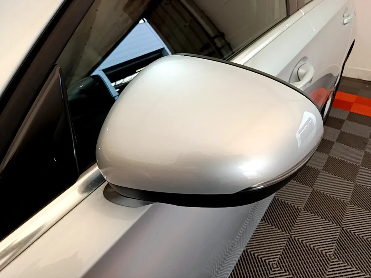 Gros plan sur le rétroviseur côté gauche gris clair de la Mercedes Classe A 180 d Business Line 2020.