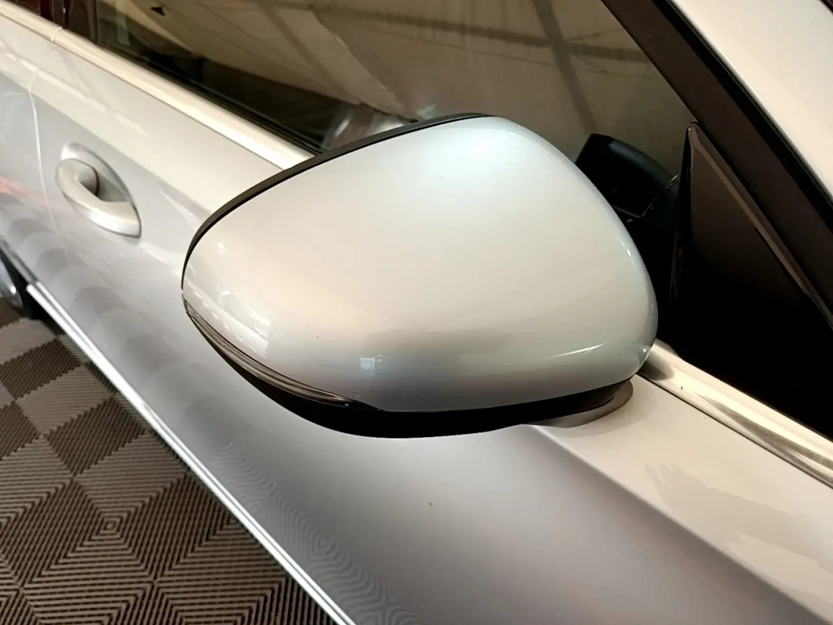 Rétroviseur côté gauche gris clair de la Mercedes Classe A 180 d Business Line 2020, vue rapprochée sur la portière.