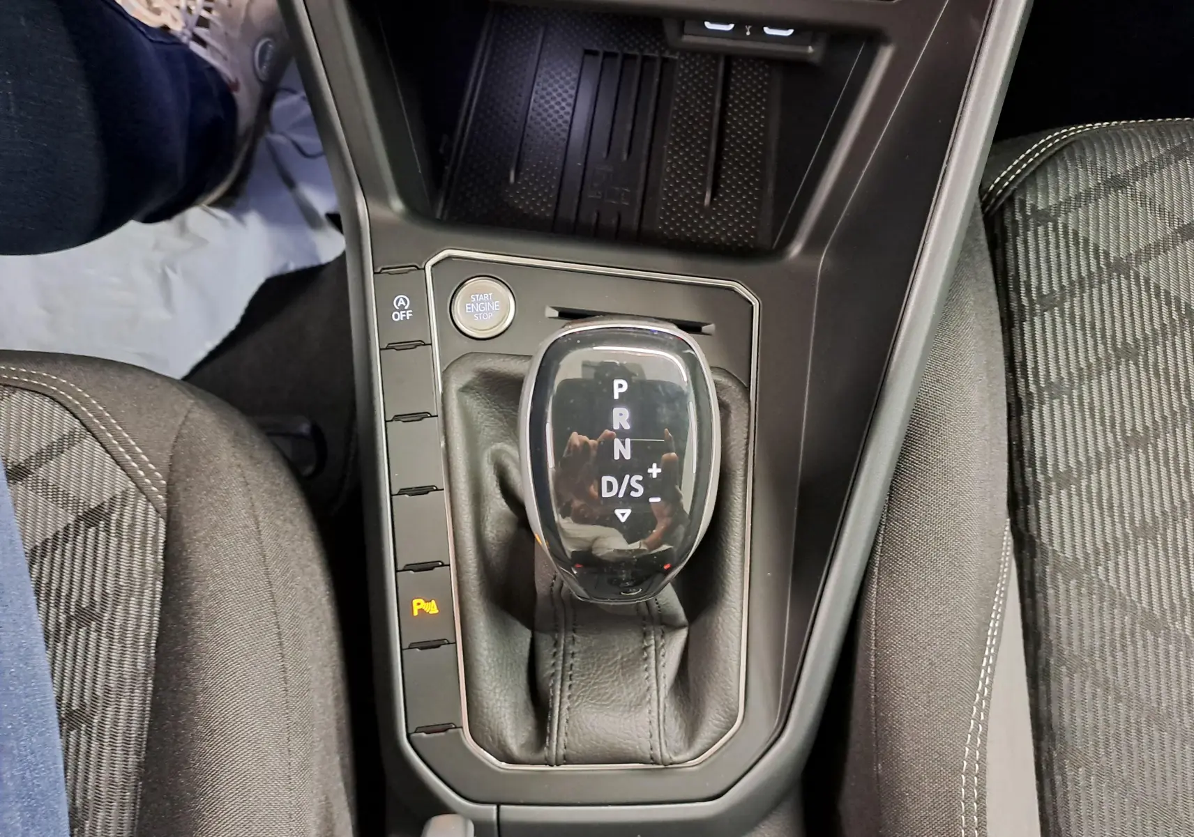 Vue rapprochée du levier de vitesse automatique noir avec indications blanches dans l'habitacle du Volkswagen Taigo 2025.