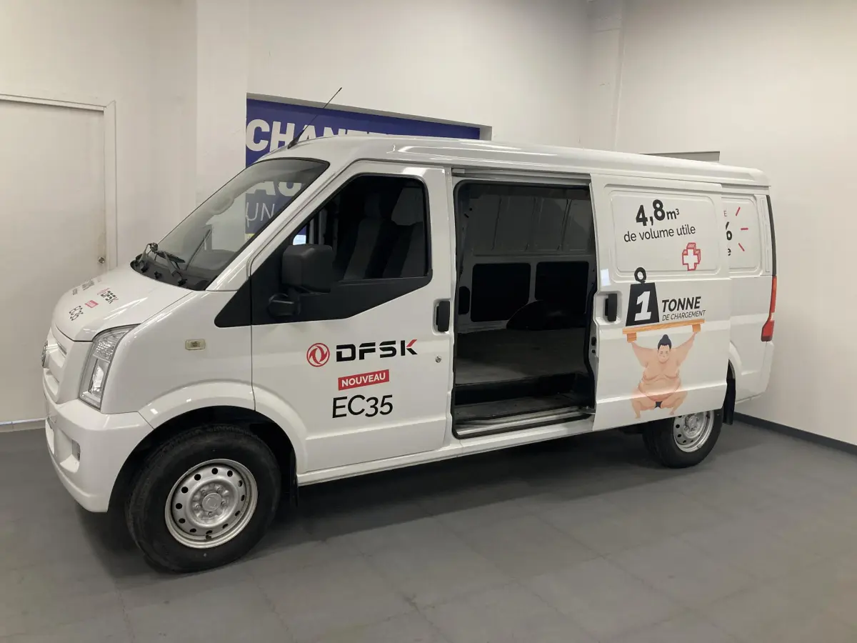 Vue latérale gauche d’un utilitaire blanc DFSK EC35 Ecocity 2022 avec porte coulissante ouverte et marquages de charge.