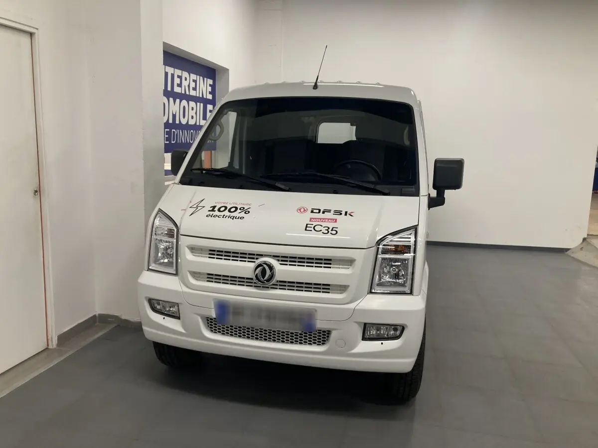 Vue avant d'un utilitaire blanc DFSK EC35 Ecocity électrique avec marquages 100% électrique et logo visible sur le capot.
