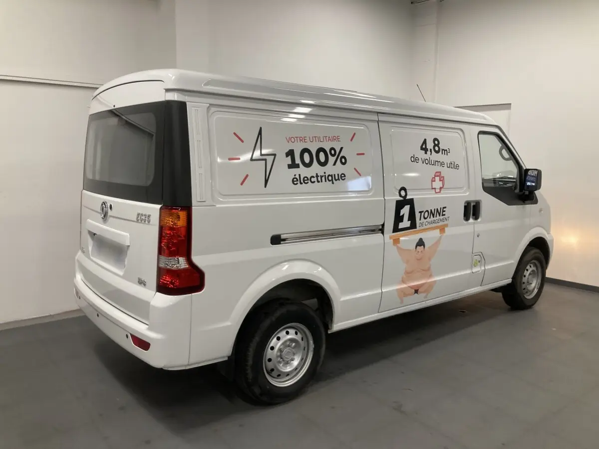 Vue 3/4 arrière droite du utilitaire blanc DFSK EC35 Ecocity avec marquages publicitaires électriques et capacité de charge.
